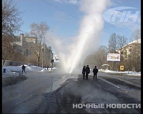 Очередное коммунальное ЧП в Екатеринбурге. Последствия: гейзер кипятка высотой с пятиэтажный дом и утонувший в яме ВАЗ 